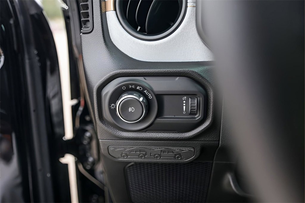 Used 2025 Jeep Wrangler Sport S image 14