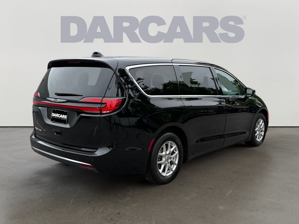 Used 2024 Chrysler Pacifica Touring-L FWD image 7