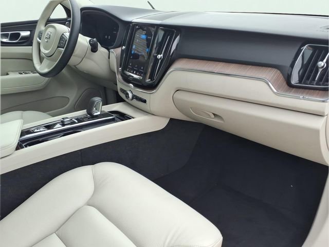 Used 2022 Volvo XC60 B5 Momentum AWD/4WD image 24