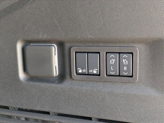 Used 2025 Chevrolet Suburban High Country image 7