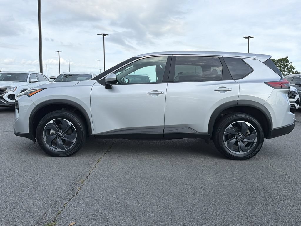 Used 2024 Nissan Rogue SV FWD image 2