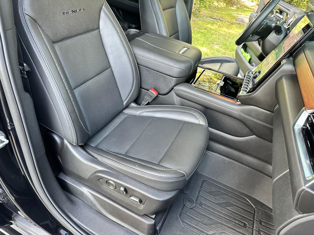 Used 2025 GMC Yukon Denali w/ Denali Reserve Package AWD/4WD image 36