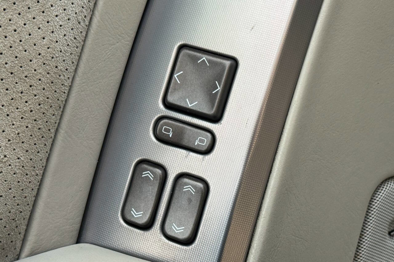 Used 2006 Cadillac XLR V image 31