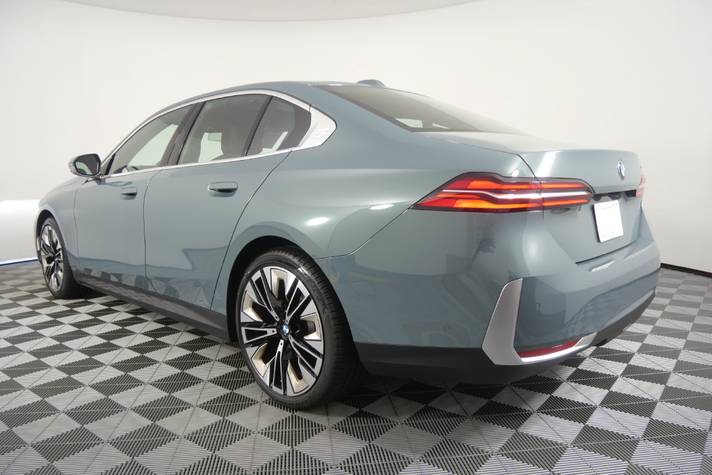 Used 2027 BMW 530i RWD image 6