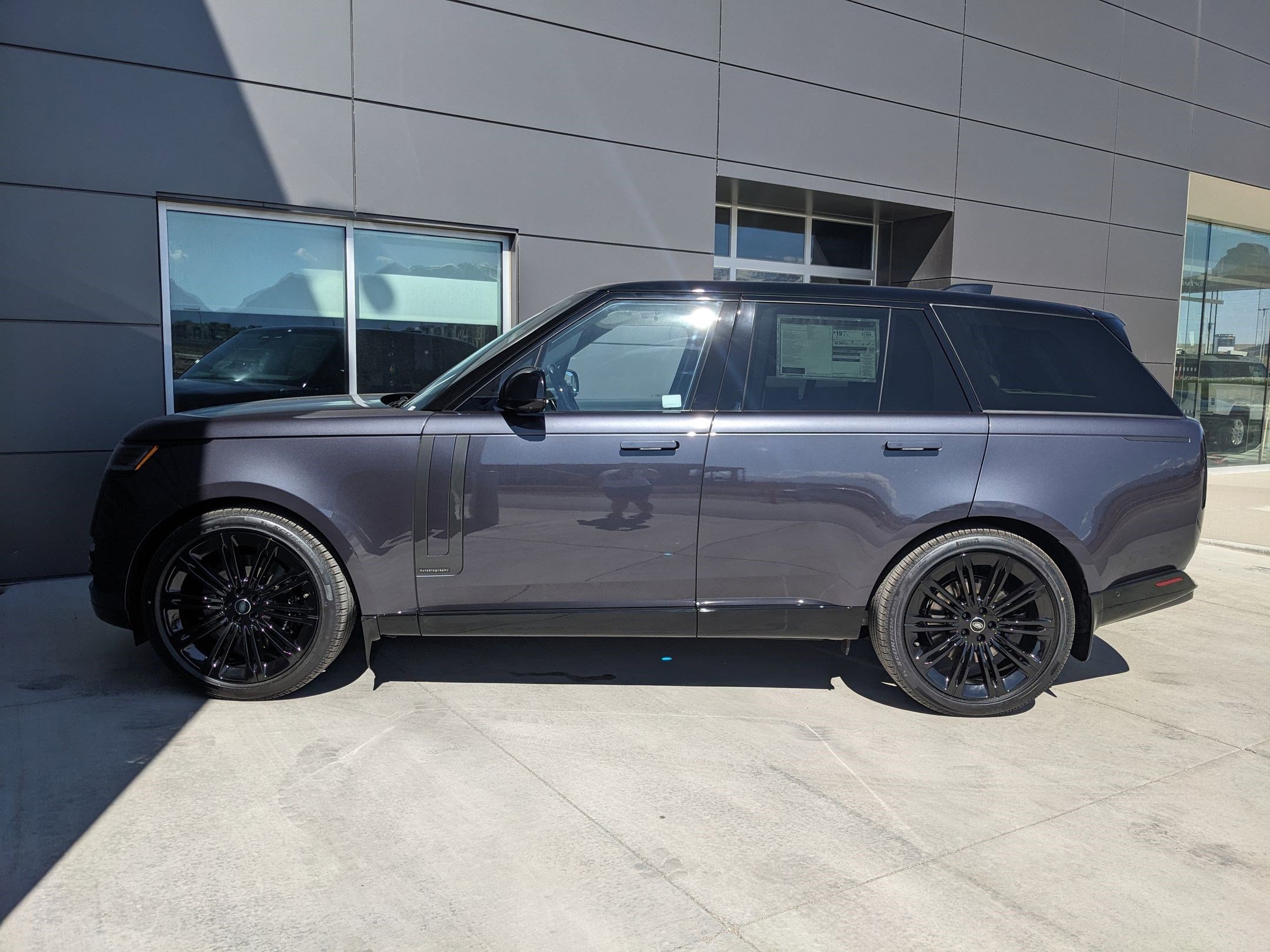 New 2025 Land Rover Range Rover Autobiography image 9