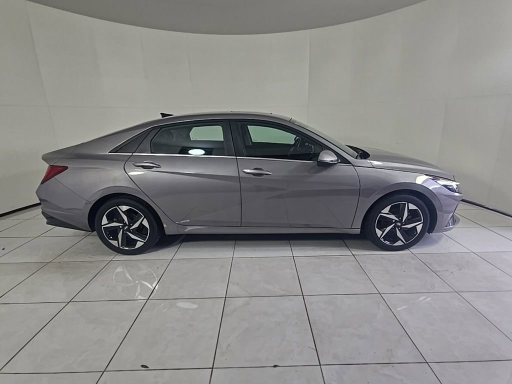 Used 2022 Hyundai Elantra Limited FWD image 4