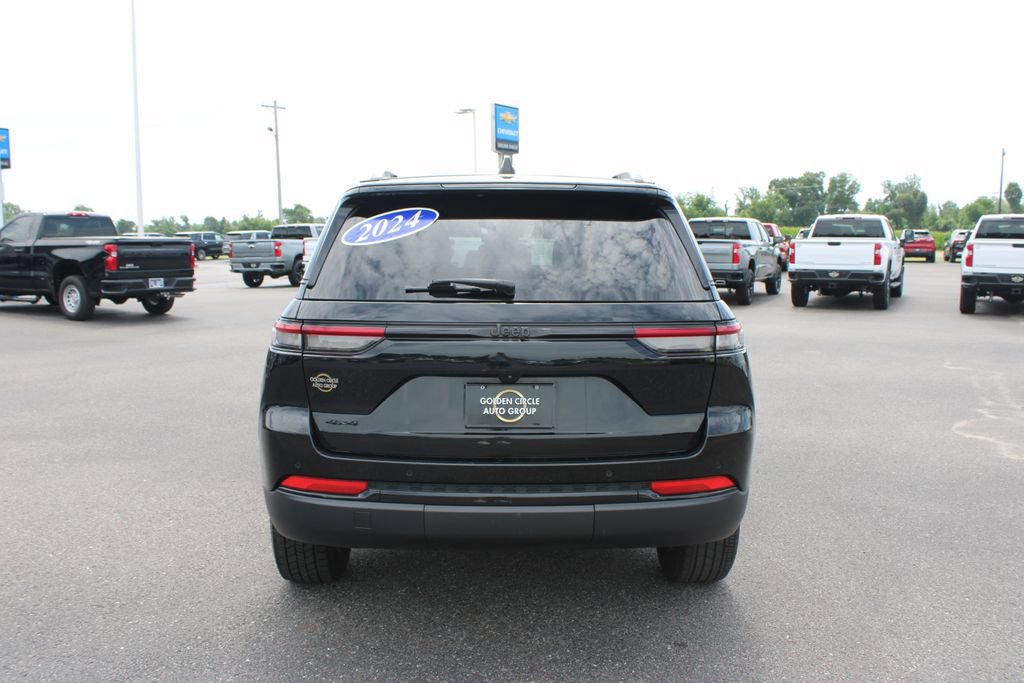 Used 2024 Jeep Grand Cherokee Altitude AWD/4WD image 8