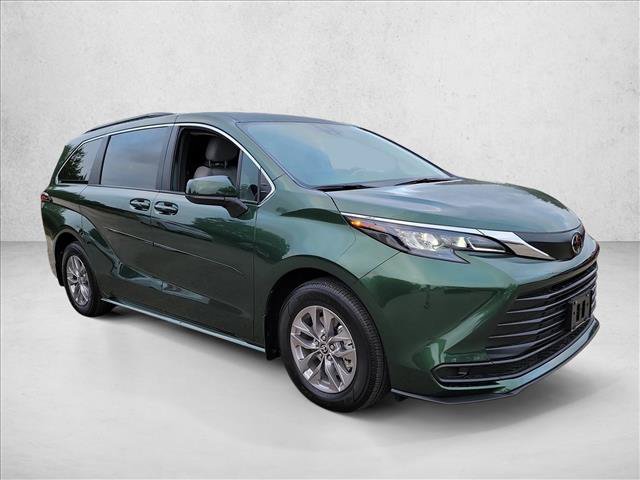 Used 2026 Toyota Sienna LE FWD image 3