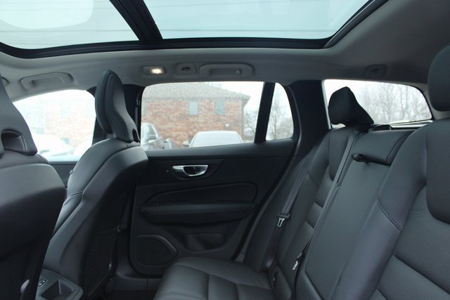 Used 2025 Volvo V60 B5 Cross Country Plus image 33