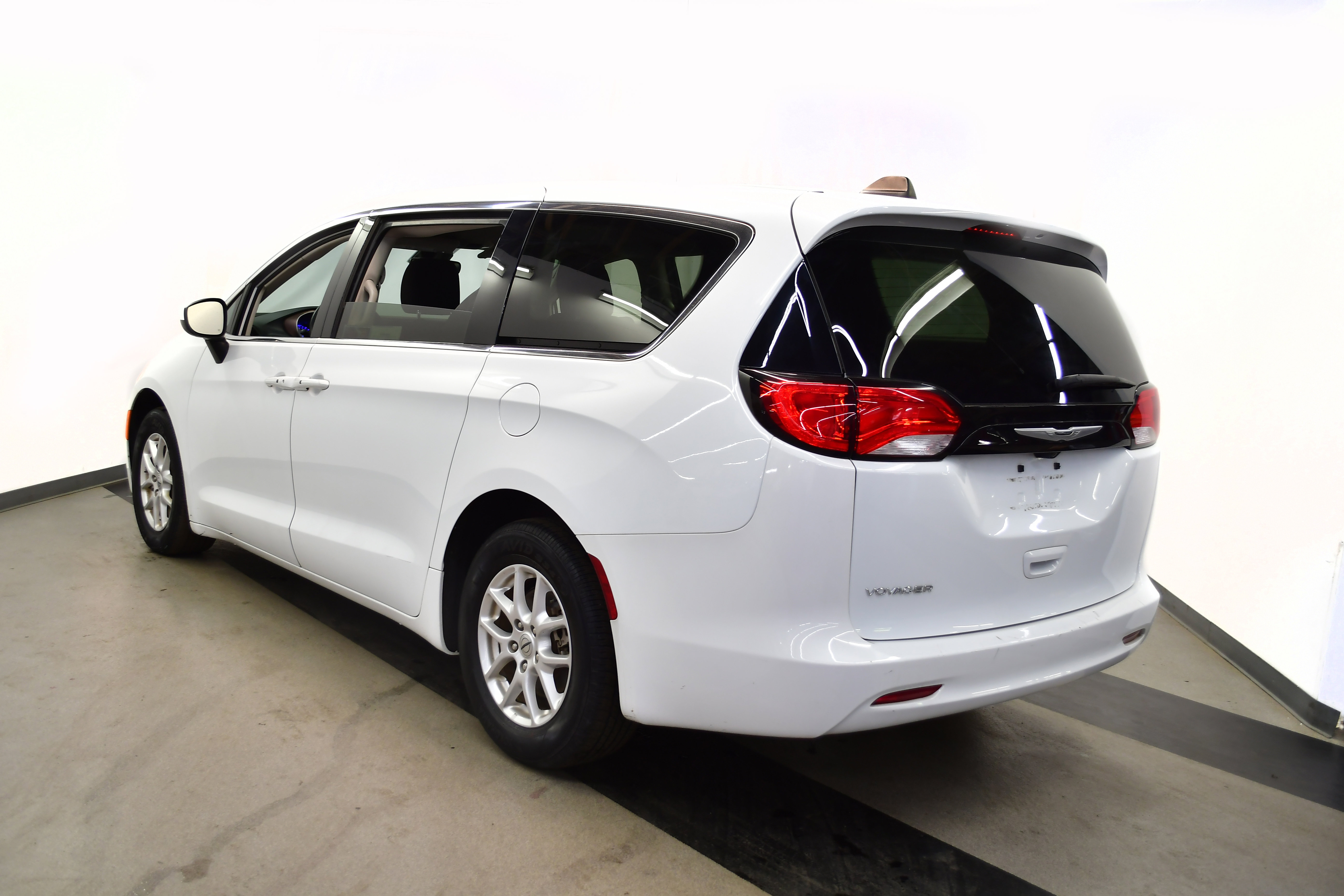 Used 2023 Chrysler Voyager LX FWD image 5