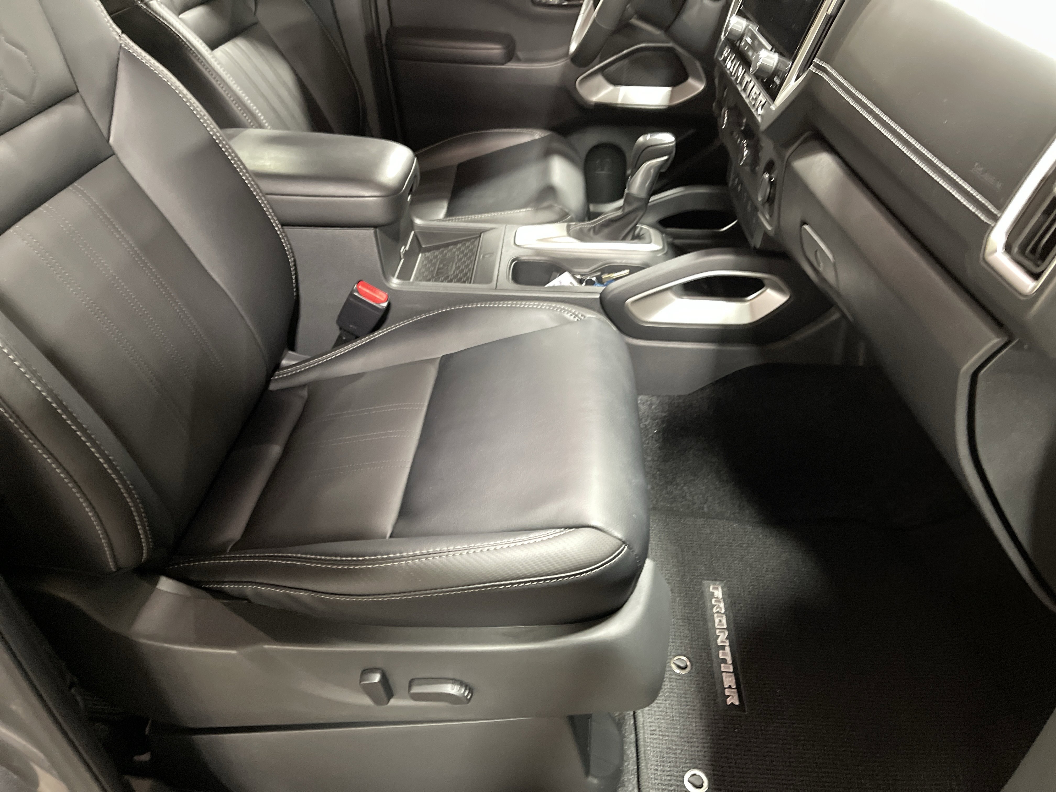 Used 2025 Nissan Frontier SL w/ Graphics Package image 16