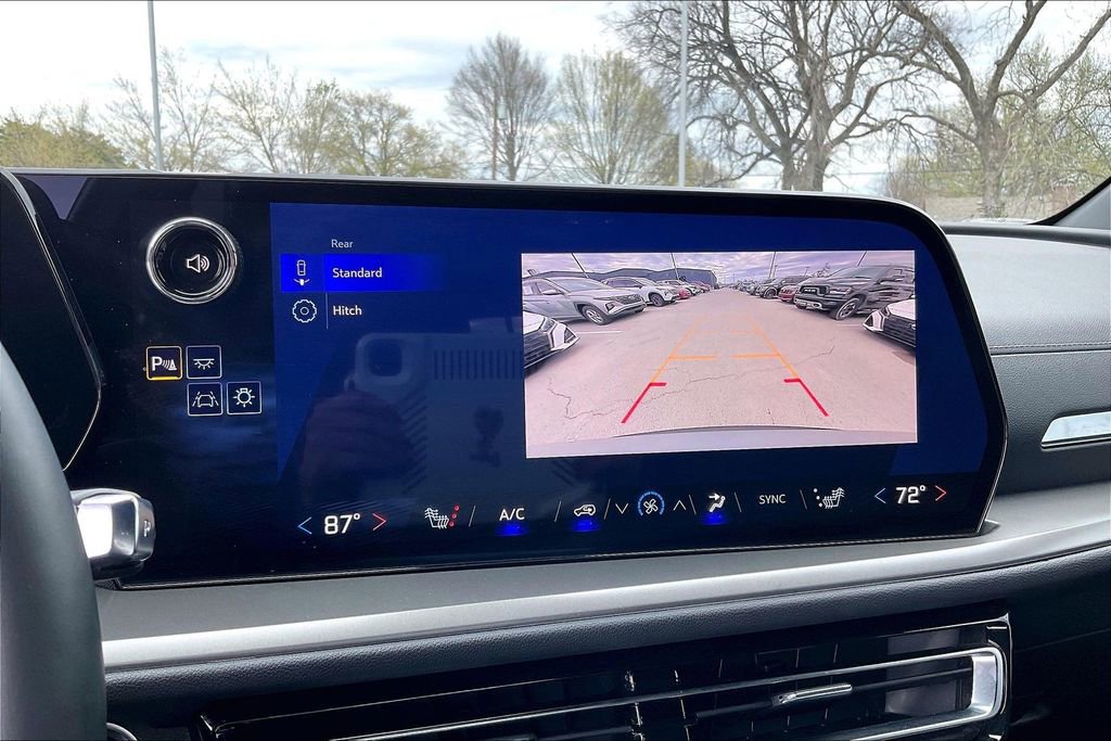 Used 2025 Chevrolet Traverse LT image 30