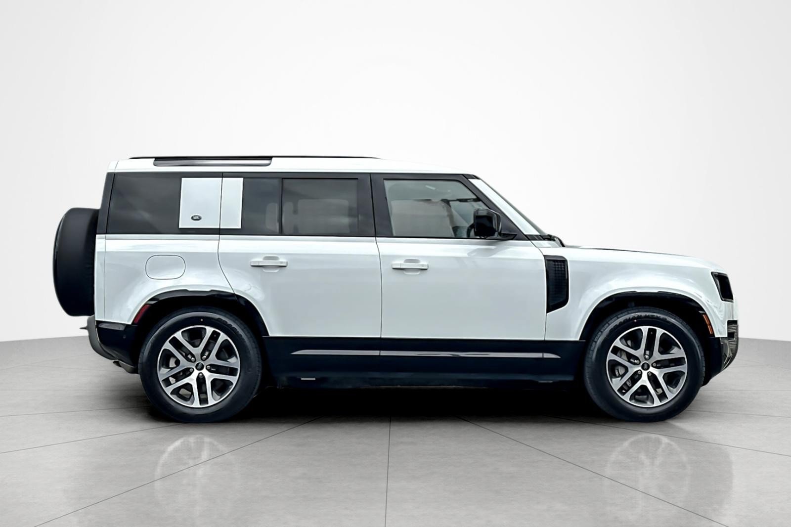 Used 2024 Land Rover Defender 110 X-Dynamic SE AWD/4WD image 6