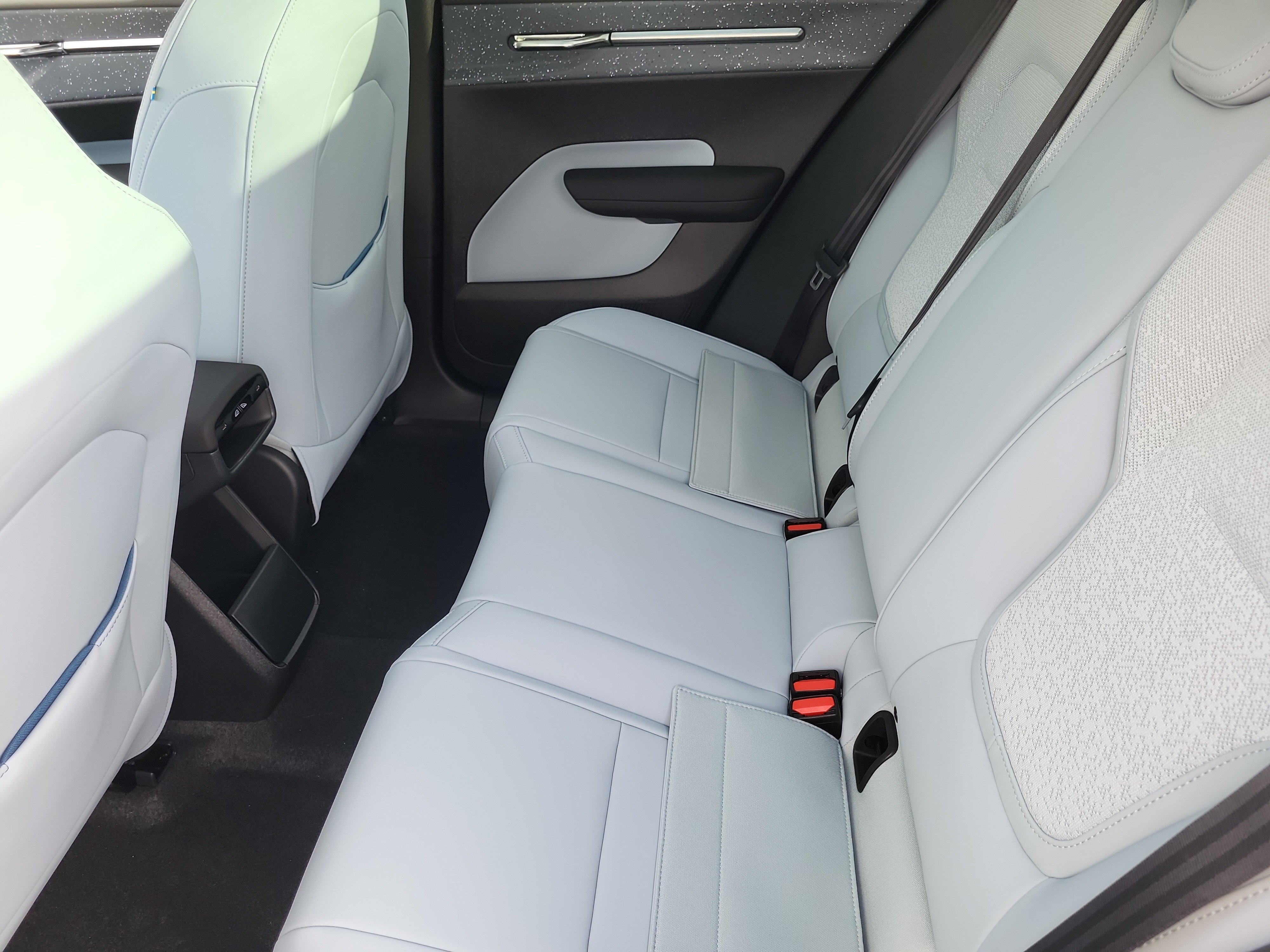 New 2026 Volvo EX30 Ultra w/ Protection Package Premier image 17