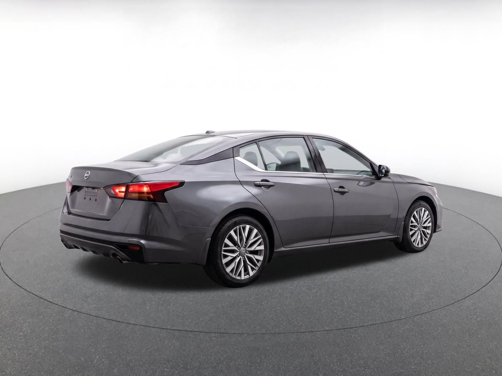 Used 2025 Nissan Altima 2.5 SV FWD image 8