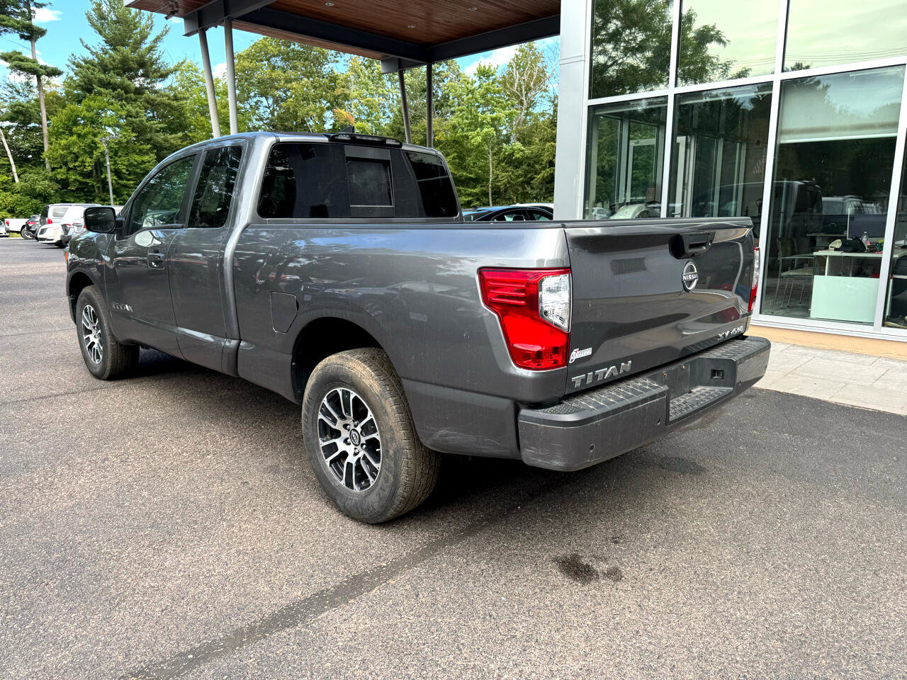 Used 2024 Nissan Titan SV image 3