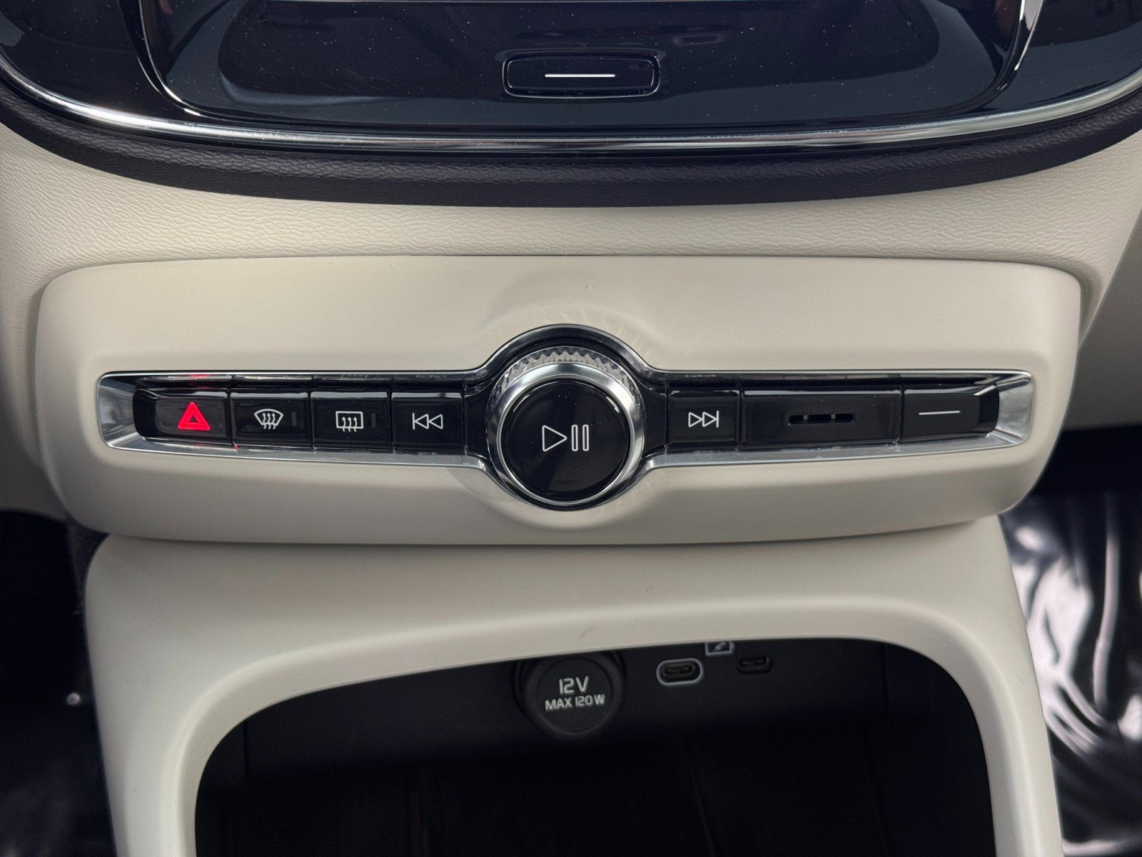 Used 2023 Volvo XC40 B5 Ultimate image 30