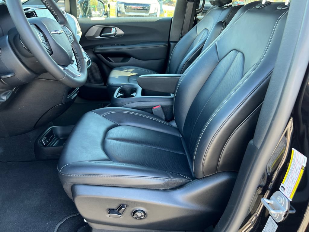 Used 2025 Chrysler Pacifica Select FWD image 9