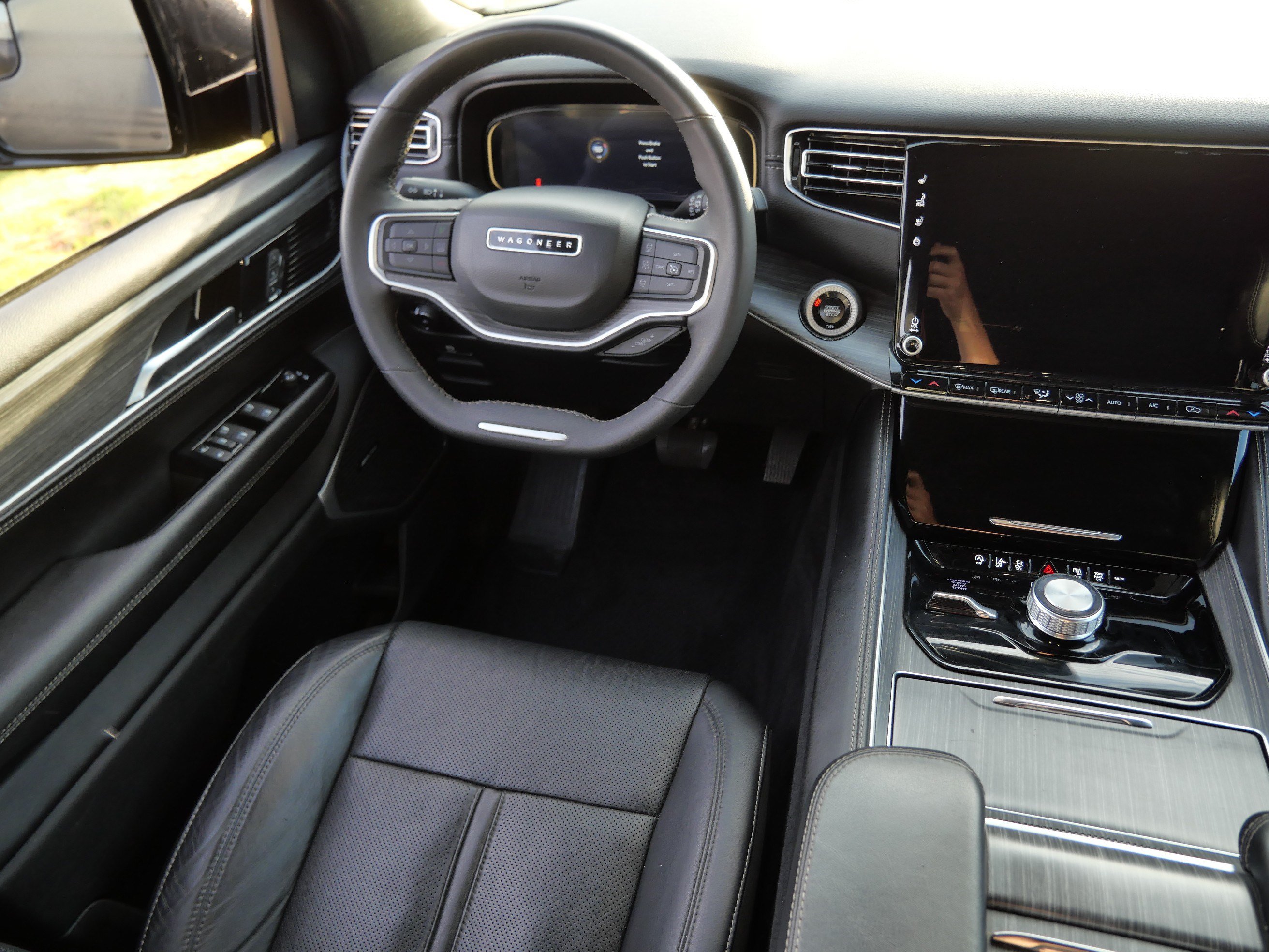 Used 2024 Jeep Wagoneer L Series II AWD/4WD image 9