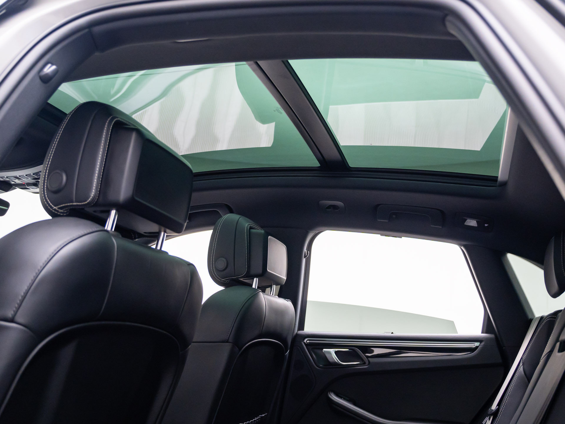 Certified 2023 Porsche Macan S AWD/4WD image 18