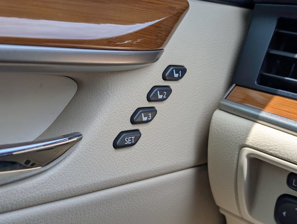 Used 2013 Lexus ES 300h w/ Luxury Pkg FWD image 28