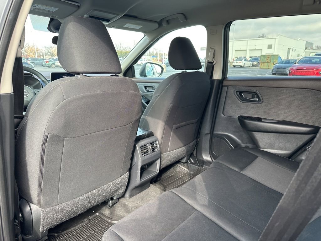 Used 2023 Nissan Rogue S image 23