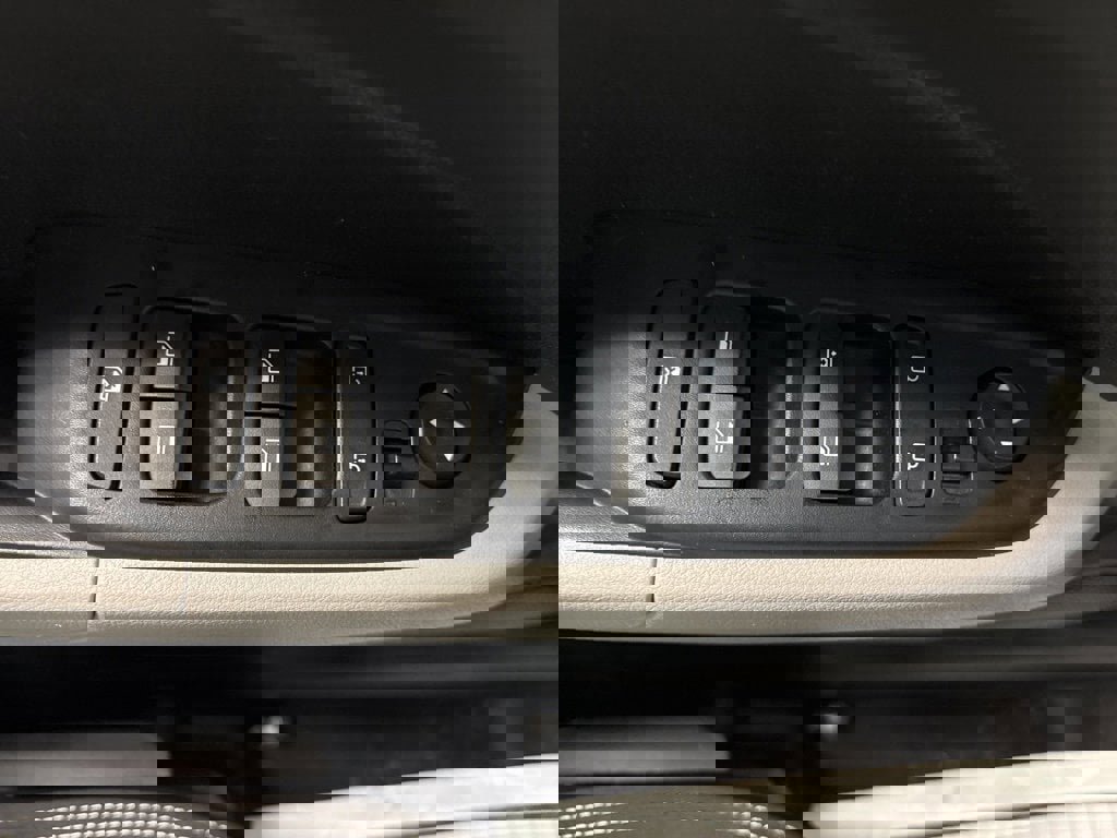 Used 2025 Hyundai Venue SEL image 25