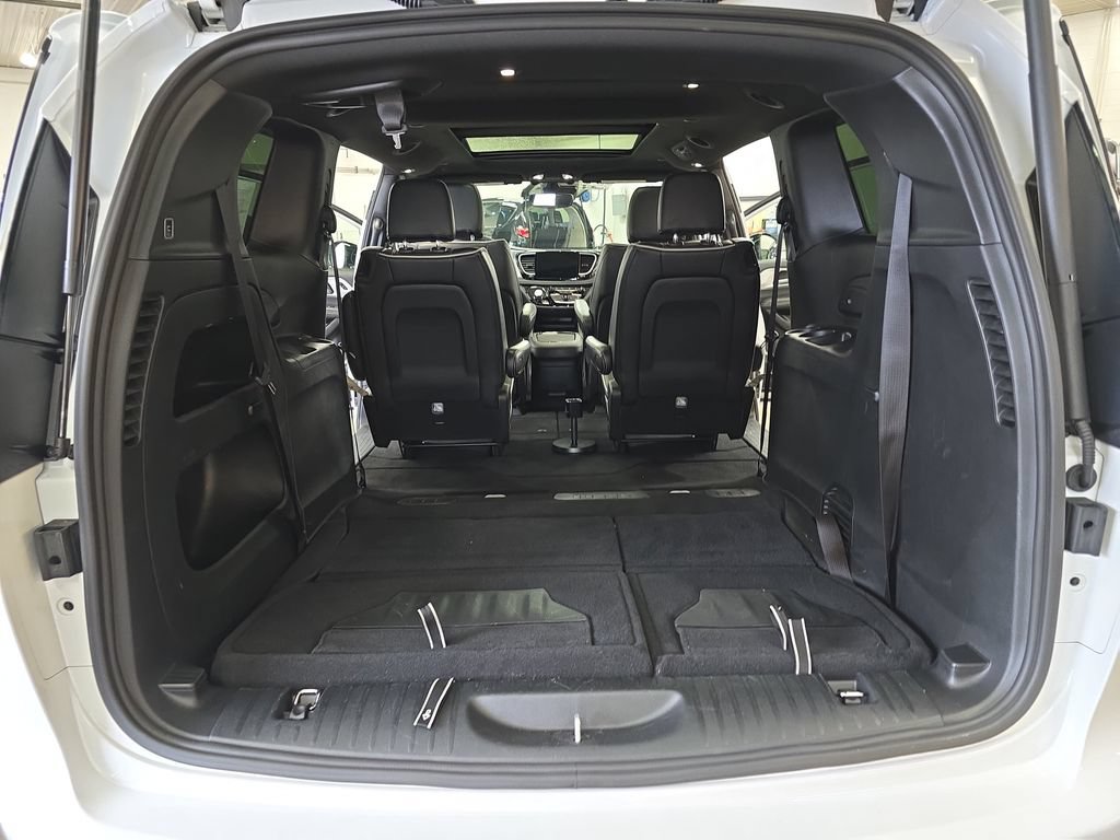 Certified 2025 Chrysler Pacifica Limited FWD image 14