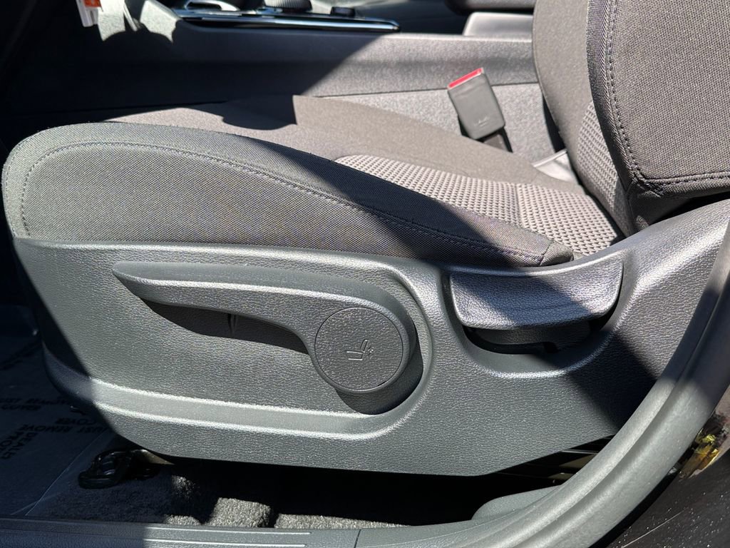 Used 2025 Kia Sportage LX image 12