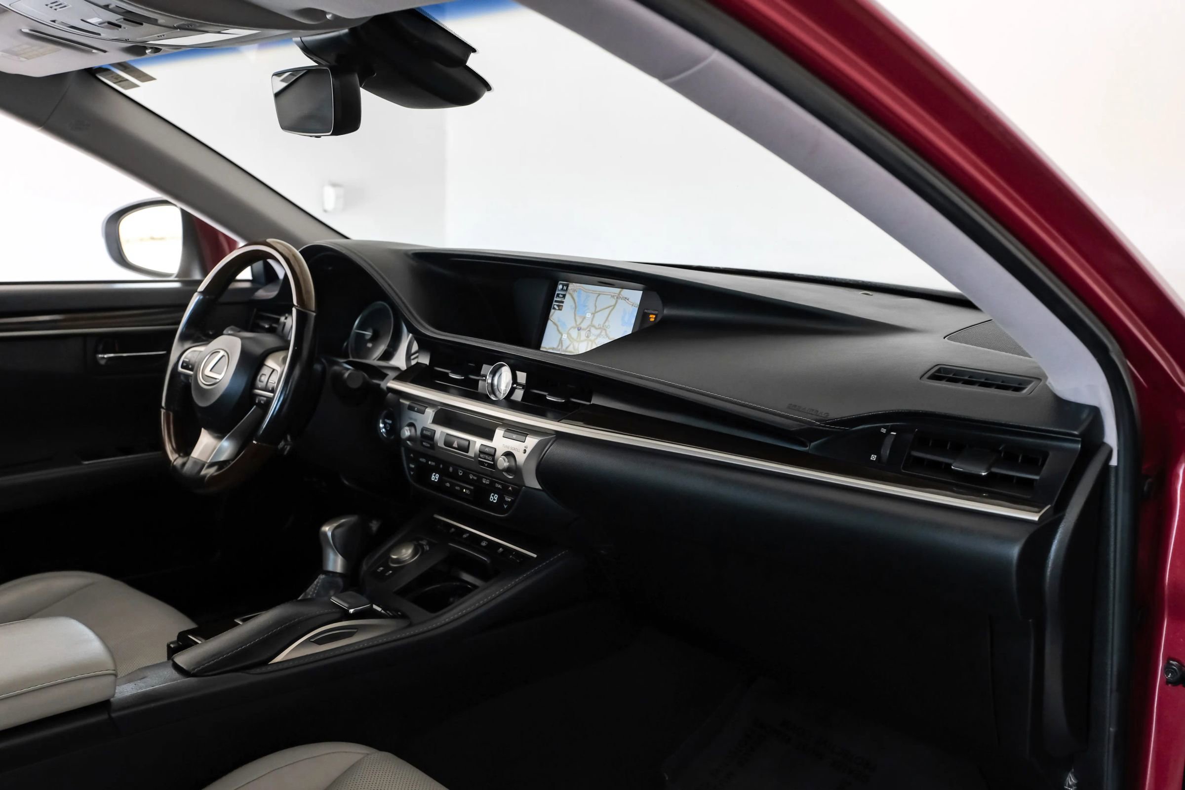 Used 2018 Lexus ES 300h w/ Luxury Package image 12