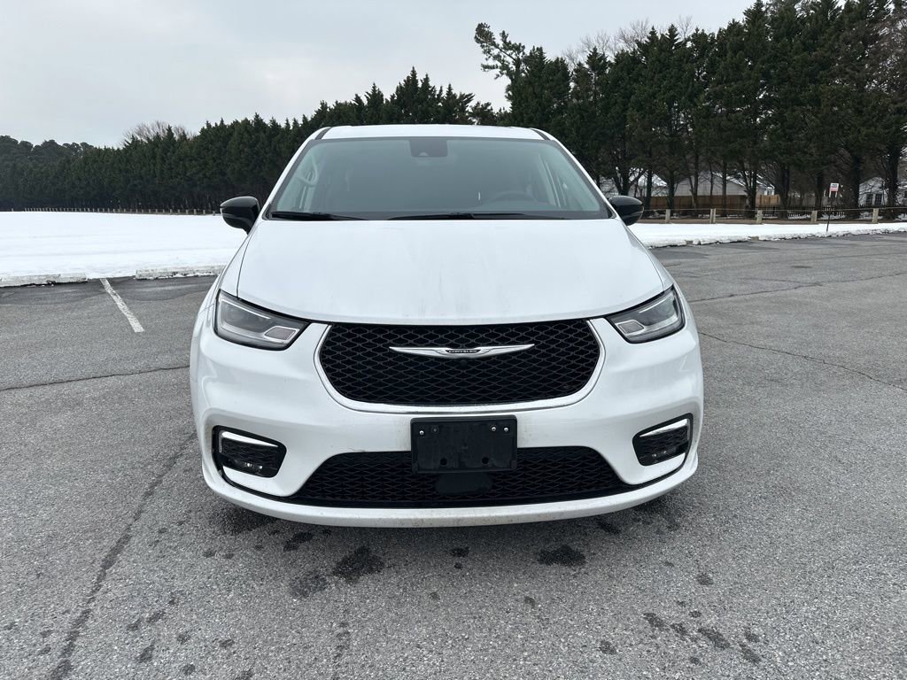 Used 2024 Chrysler Pacifica Select image 2