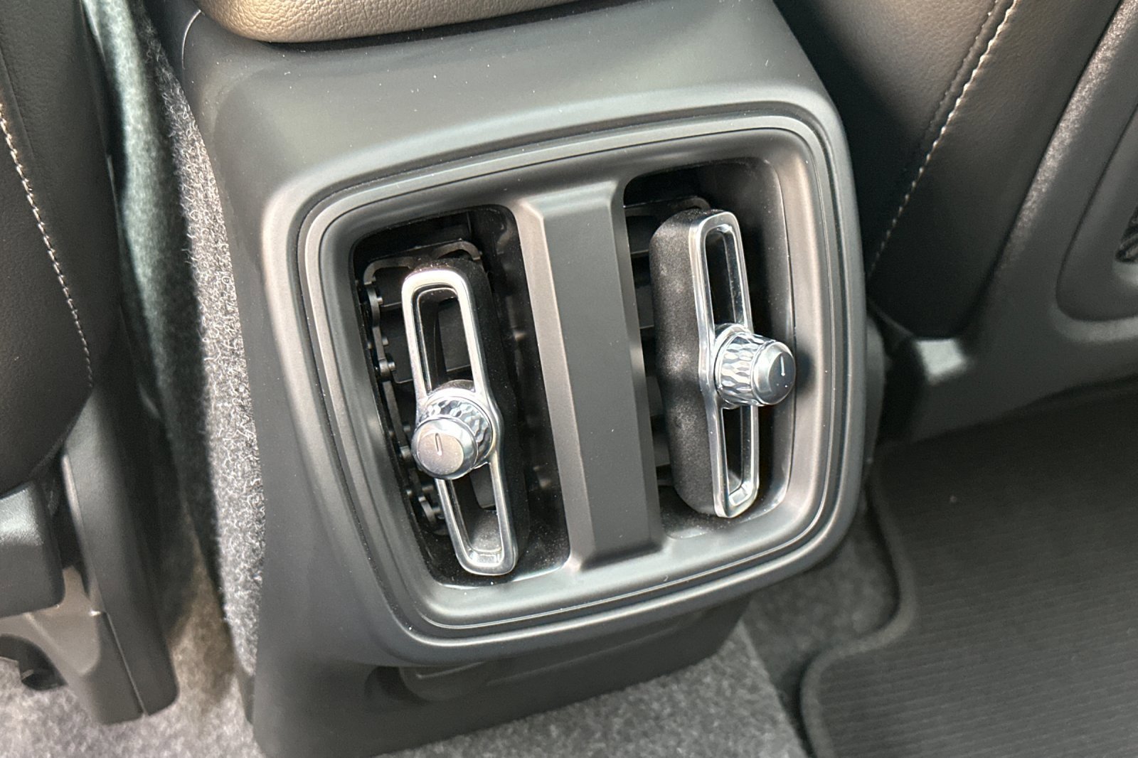 Certified 2025 Volvo XC40 B5 Plus image 15