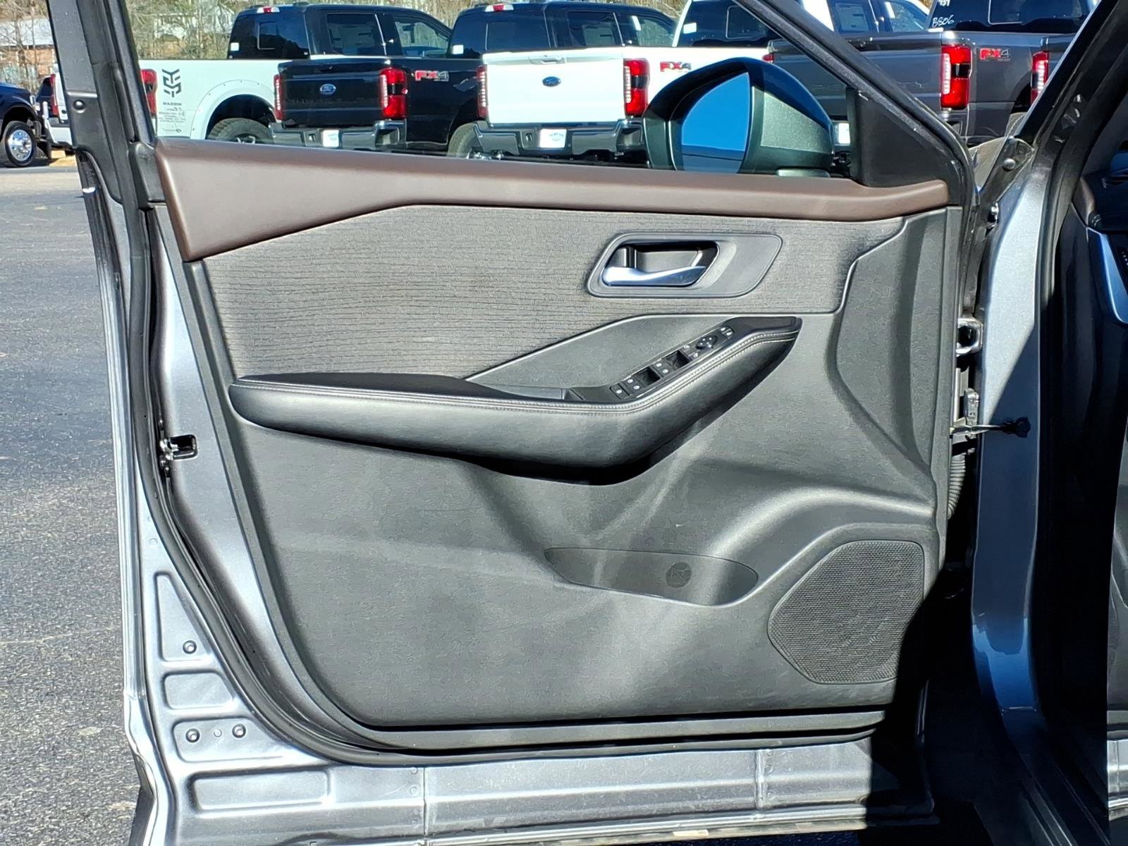 Used 2023 Nissan Rogue SV image 4