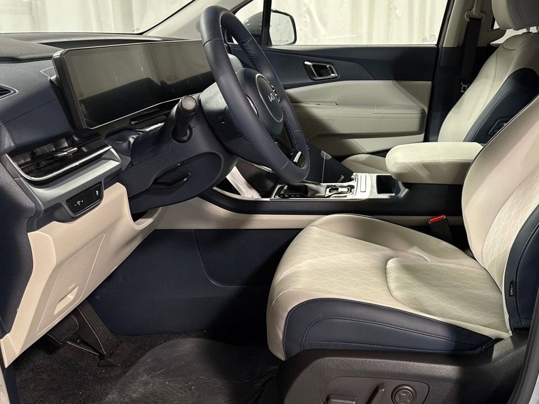 New 2026 Kia Carnival EX FWD image 13