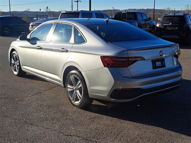 Used 2024 Volkswagen Jetta SE image 3