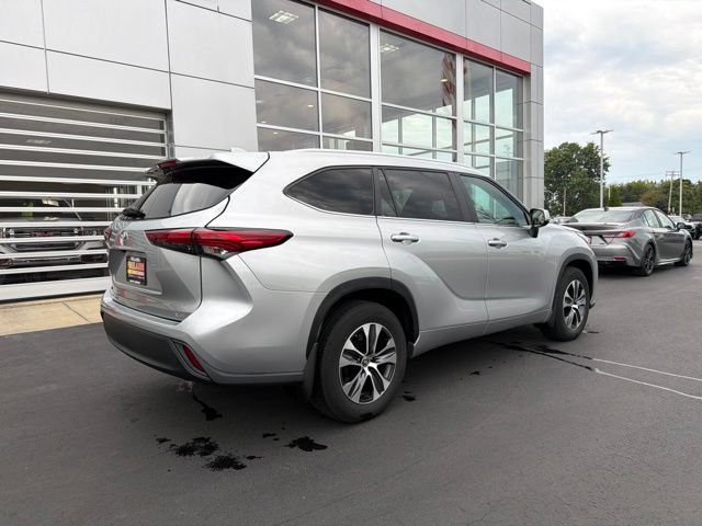 Used 2023 Toyota Highlander XLE FWD image 7