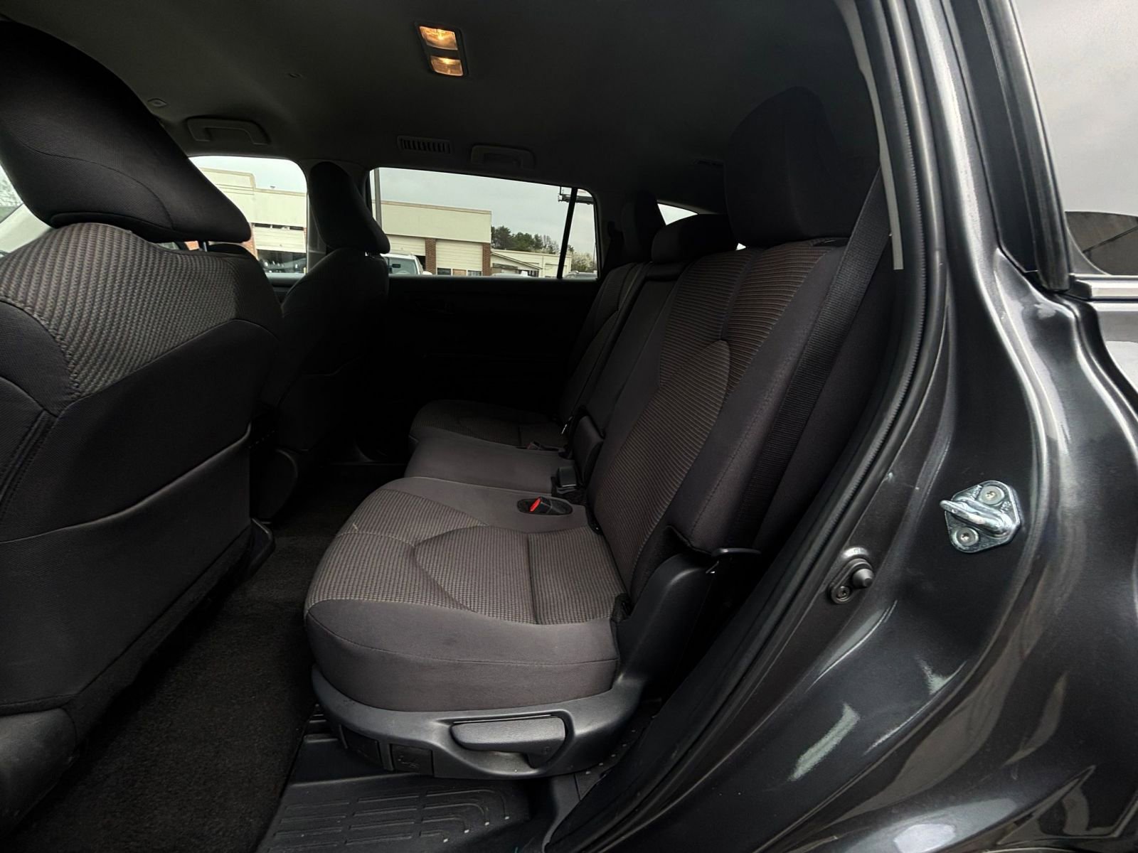 Used 2025 Toyota Highlander LE image 27