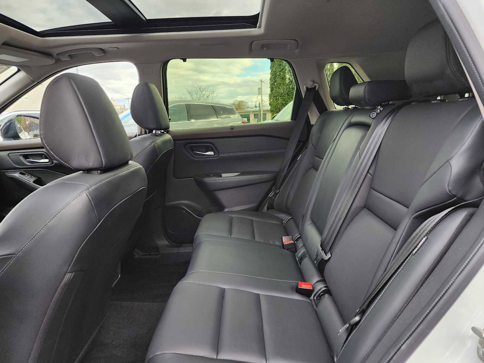 Used 2023 Nissan Rogue SV w/ SV Premium B Package image 7