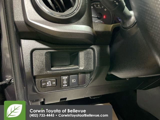 Used 2018 Toyota Tacoma TRD Sport image 11