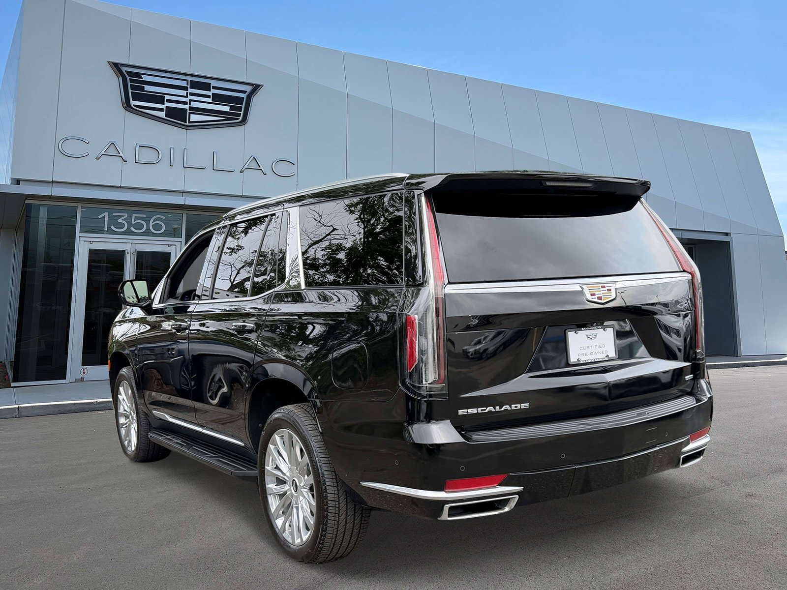 Used 2023 Cadillac Escalade Premium Luxury AWD/4WD image 4
