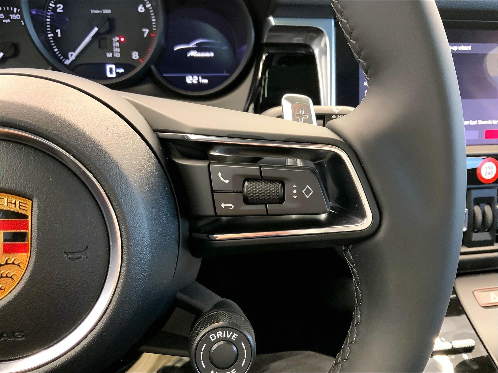 Certified 2026 Porsche Macan AWD/4WD image 15