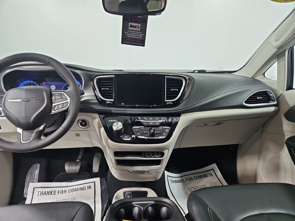 Used 2023 Chrysler Pacifica Touring-L AWD/4WD image 18