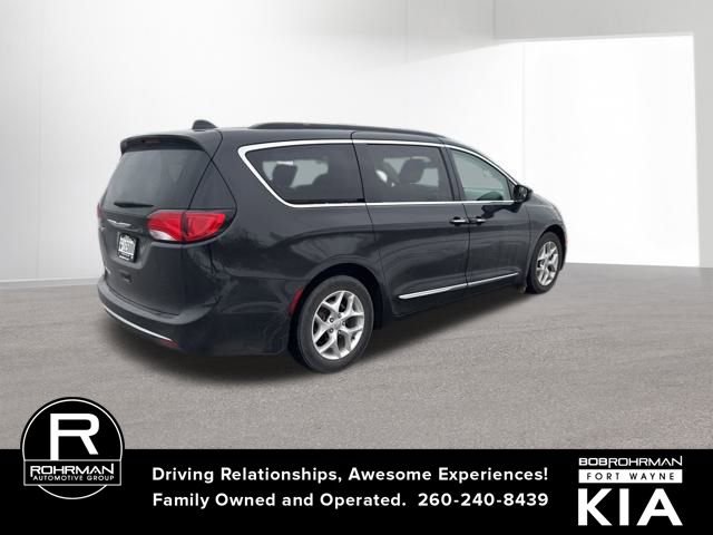 Used 2017 Chrysler Pacifica Touring-L w/ Tire & Wheel Group image 6