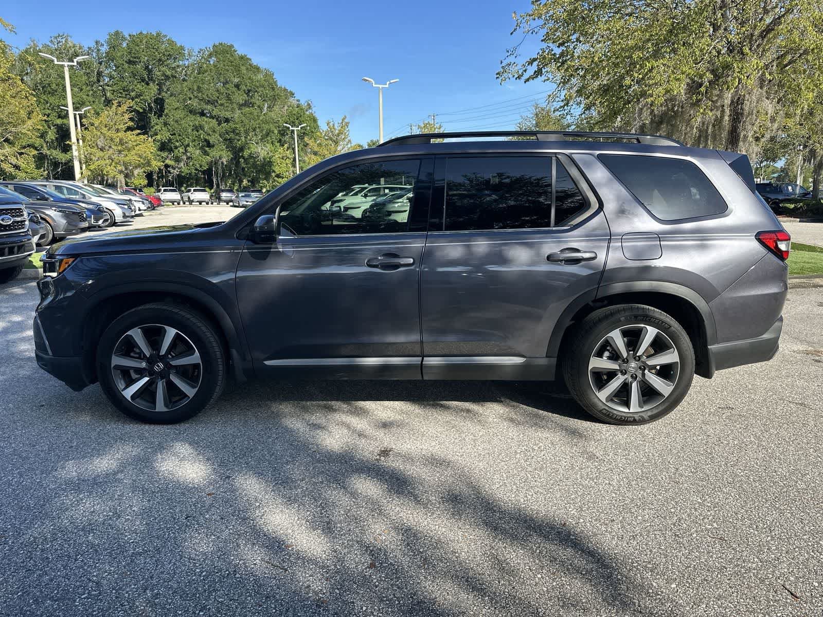 Used 2023 Honda Pilot Touring image 3
