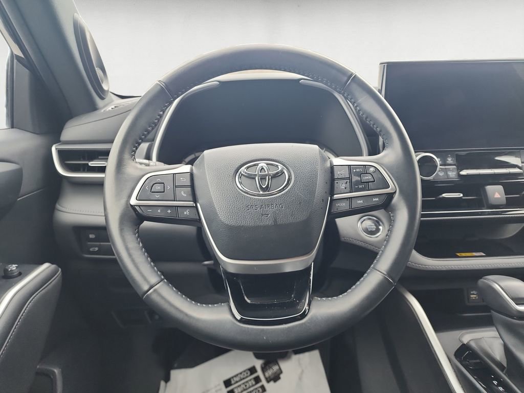 Used 2023 Toyota Highlander XSE image 12