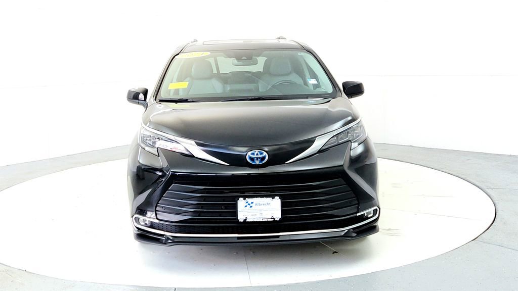Certified 2024 Toyota Sienna XLE FWD image 8