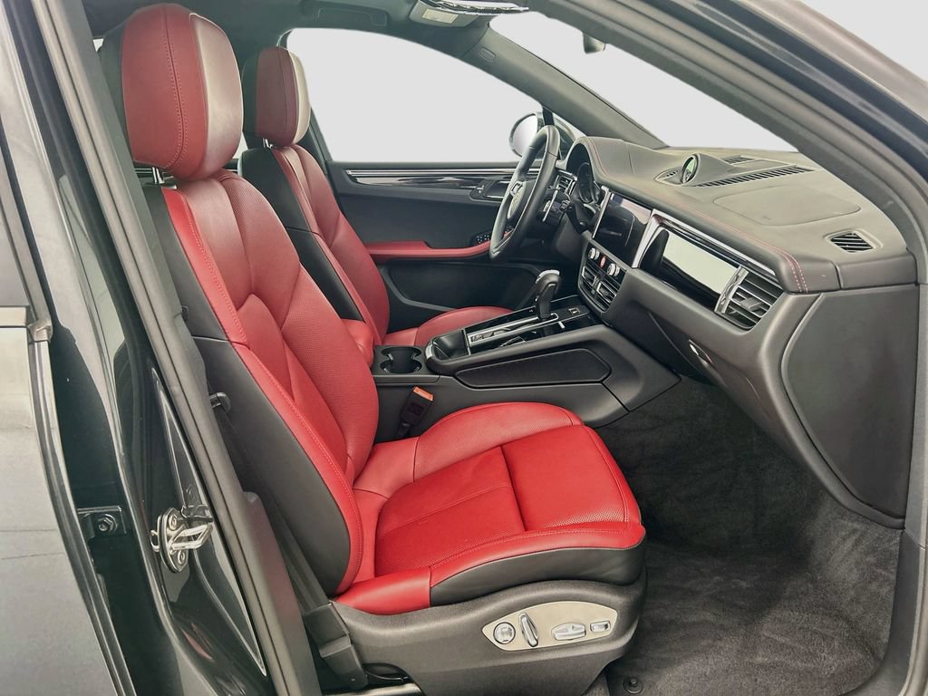 Certified 2025 Porsche Macan AWD/4WD image 20