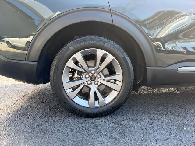 Used 2023 Ford Explorer XLT w/ Equipment Group 202A AWD/4WD image 33