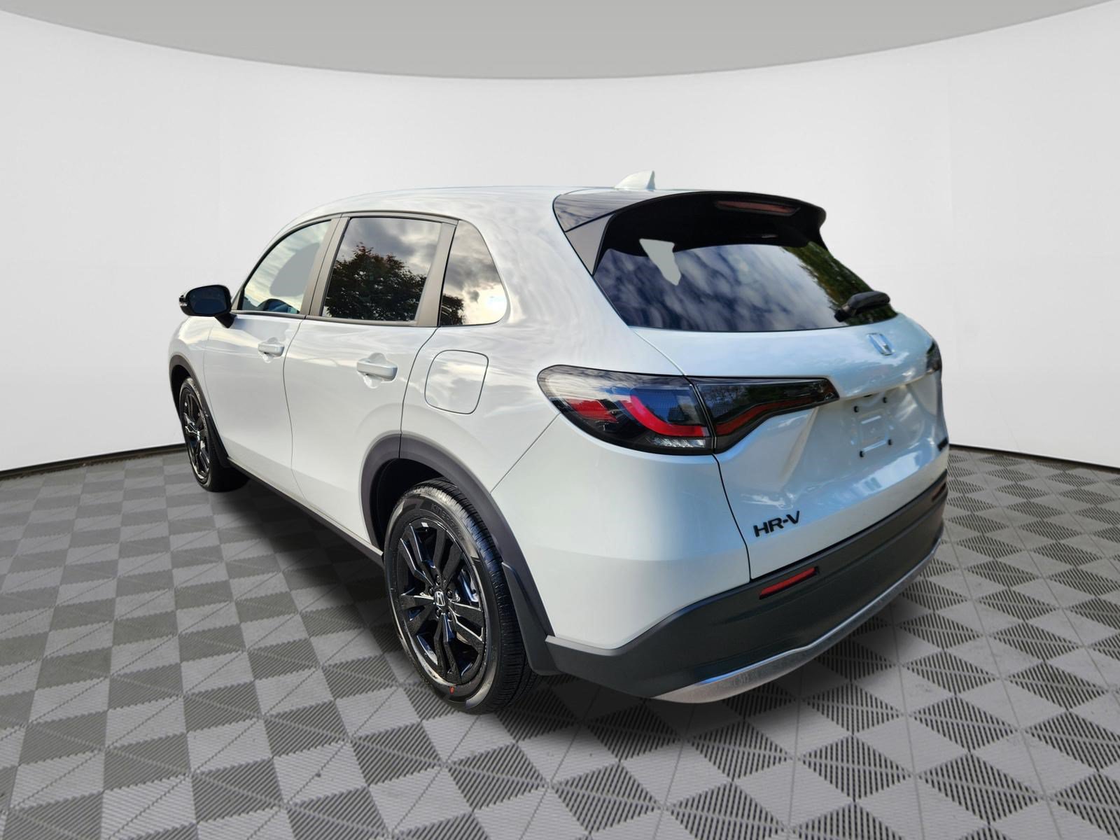 Used 2027 Honda HR-V Sport image 3