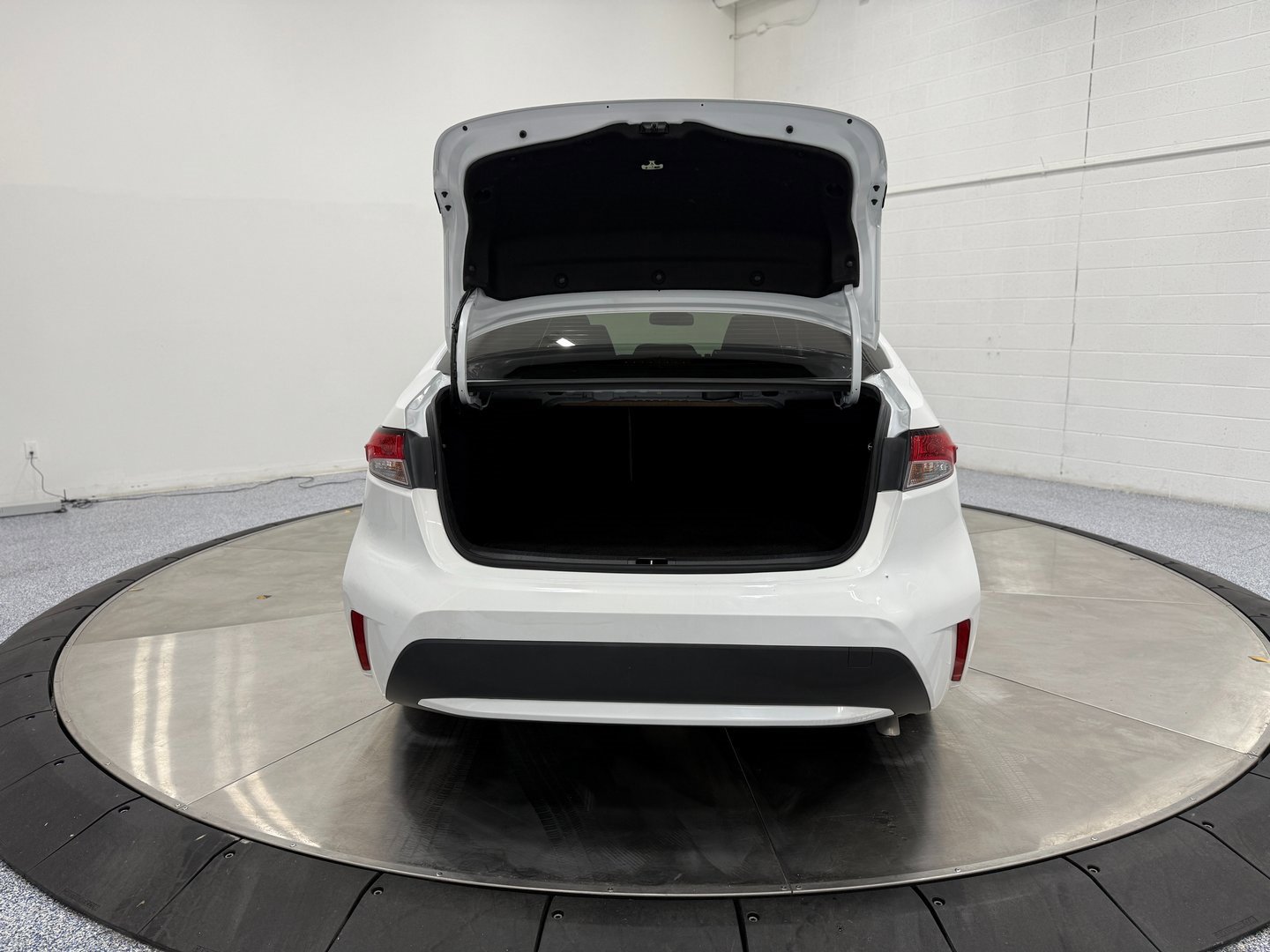 Used 2022 Toyota Corolla LE w/ Carpet Mat Package (TMS) image 7